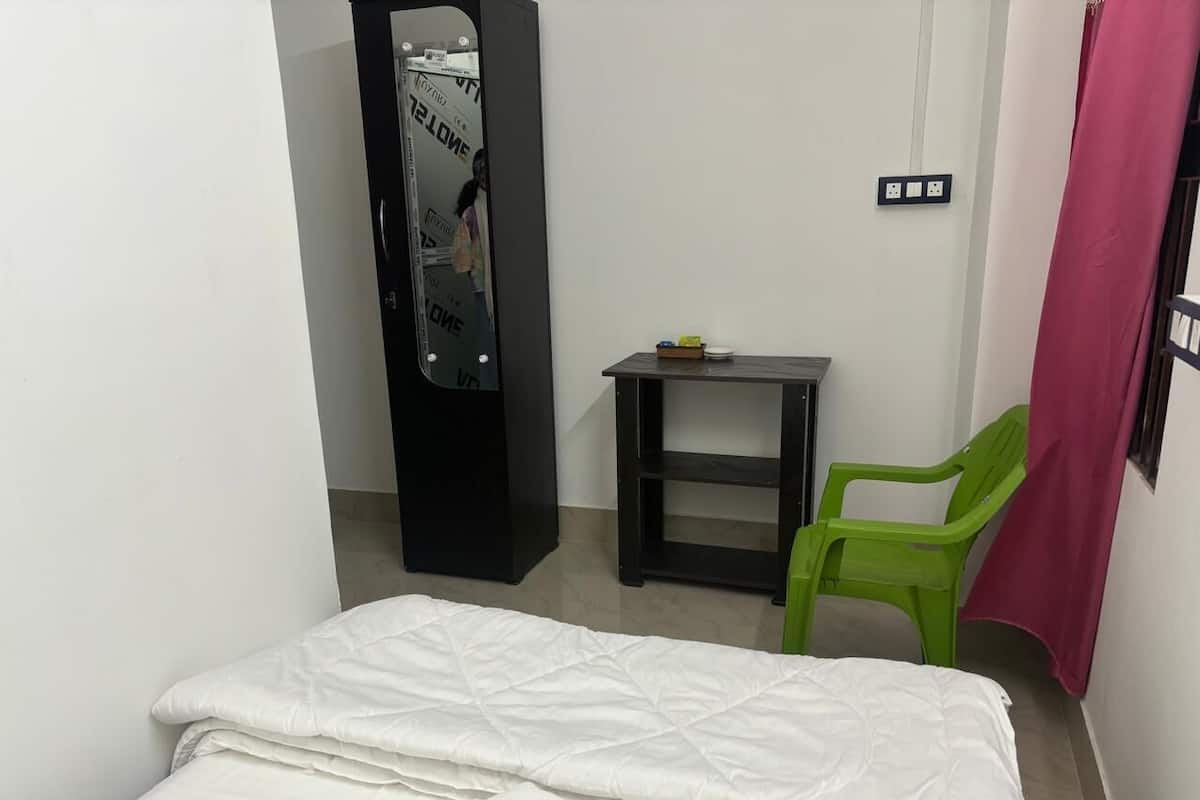 Basic Single Room, Mixed Dorm | Meja, ruang kerja komputer riba, Wi-fi percuma