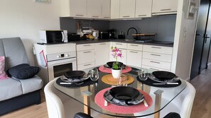Fridge, microwave, oven, coffee/tea maker - St Cyprien magnificent modern and bright garden level (Saint-Cyprien)