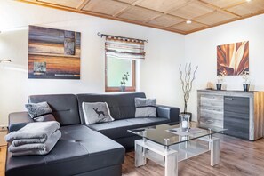 TV, stereo - Apartment 'Echerschwang1' with Shared Garden, Balcony and Wi-Fi (Bernbeuren)