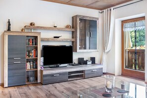 Interior - Apartment 'Echerschwang1' with Shared Garden, Balcony and Wi-Fi (Bernbeuren)