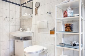 Douche, séchoir à cheveux, serviettes fournies