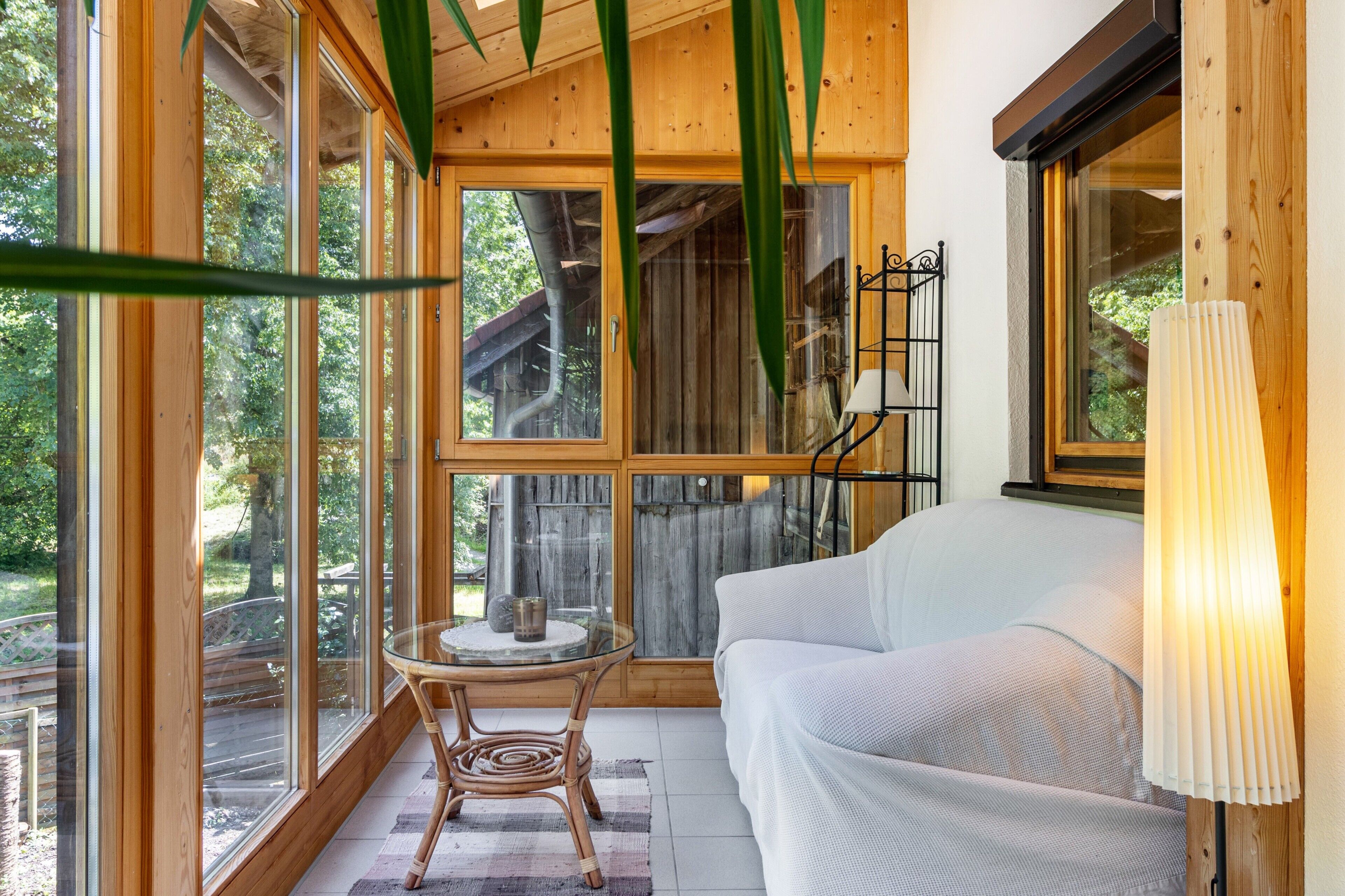 Een televisie en een stereo