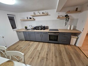 Kühlschrank, Mikrowelle, Ofen, Herdplatte