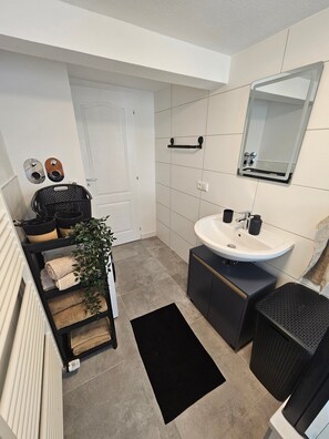 Dusj, hårføner og håndklær