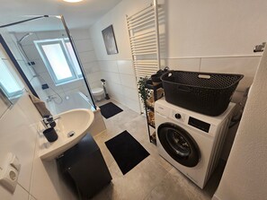 Shower, hair dryer, towels - Holiday Apartment 'By B' with Private Terrace and Wi-Fi (Thüngen)
