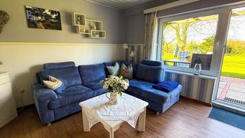 Fernseher, DVD-Player, Tischtennisplatte, Stereoanlage