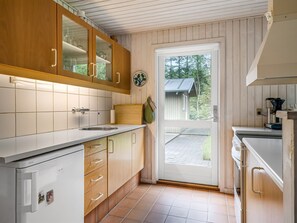 Kylskåp och grytor/köksredskap