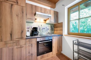 Réfrigérateur, four, plaque de cuisson, cafetière/bouilloire