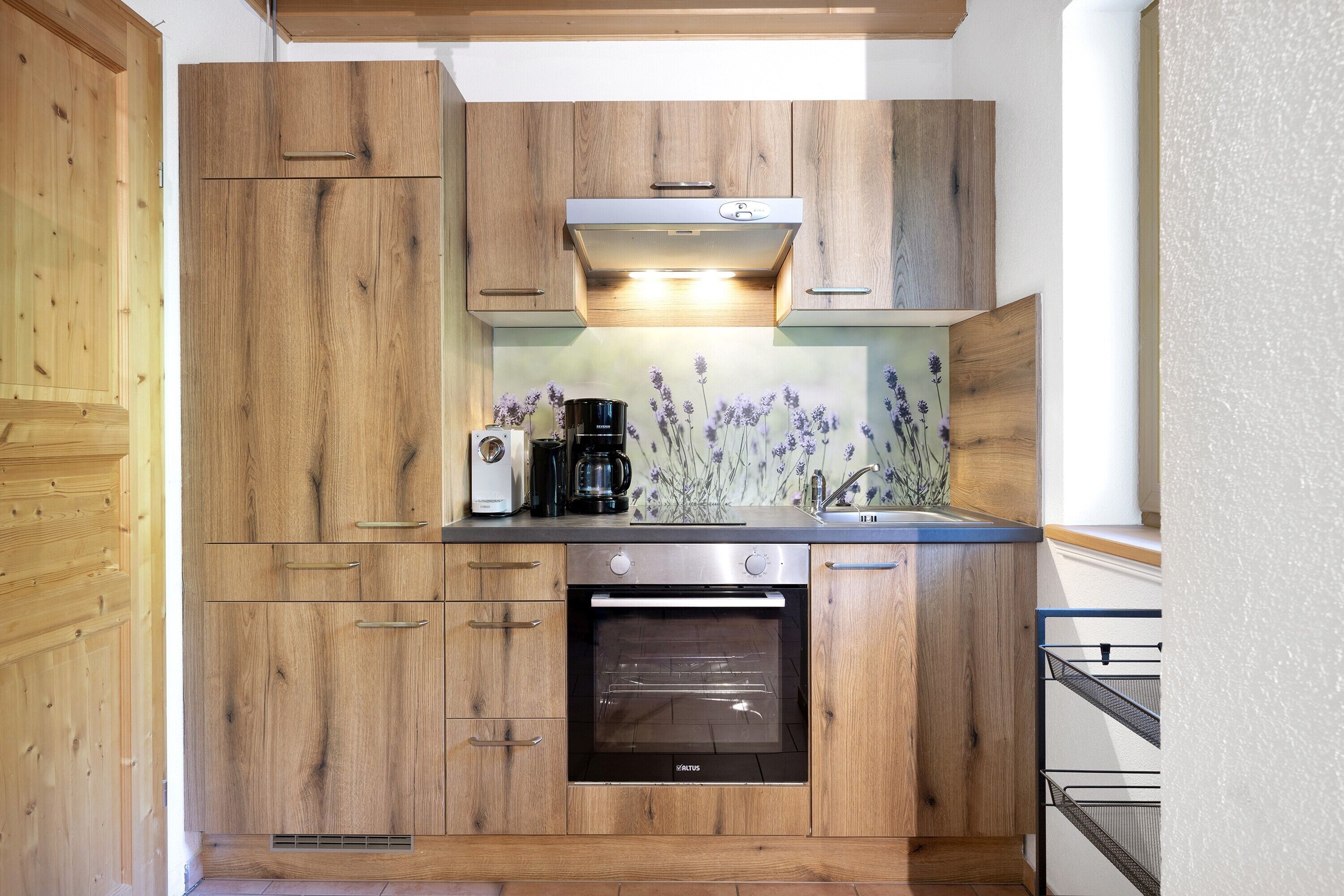 Fridge, oven, stovetop, coffee/tea maker