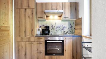 Fridge, oven, stovetop, coffee/tea maker