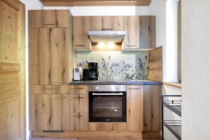 Frigorifero, forno, piano cottura, macchina per tè/caffè