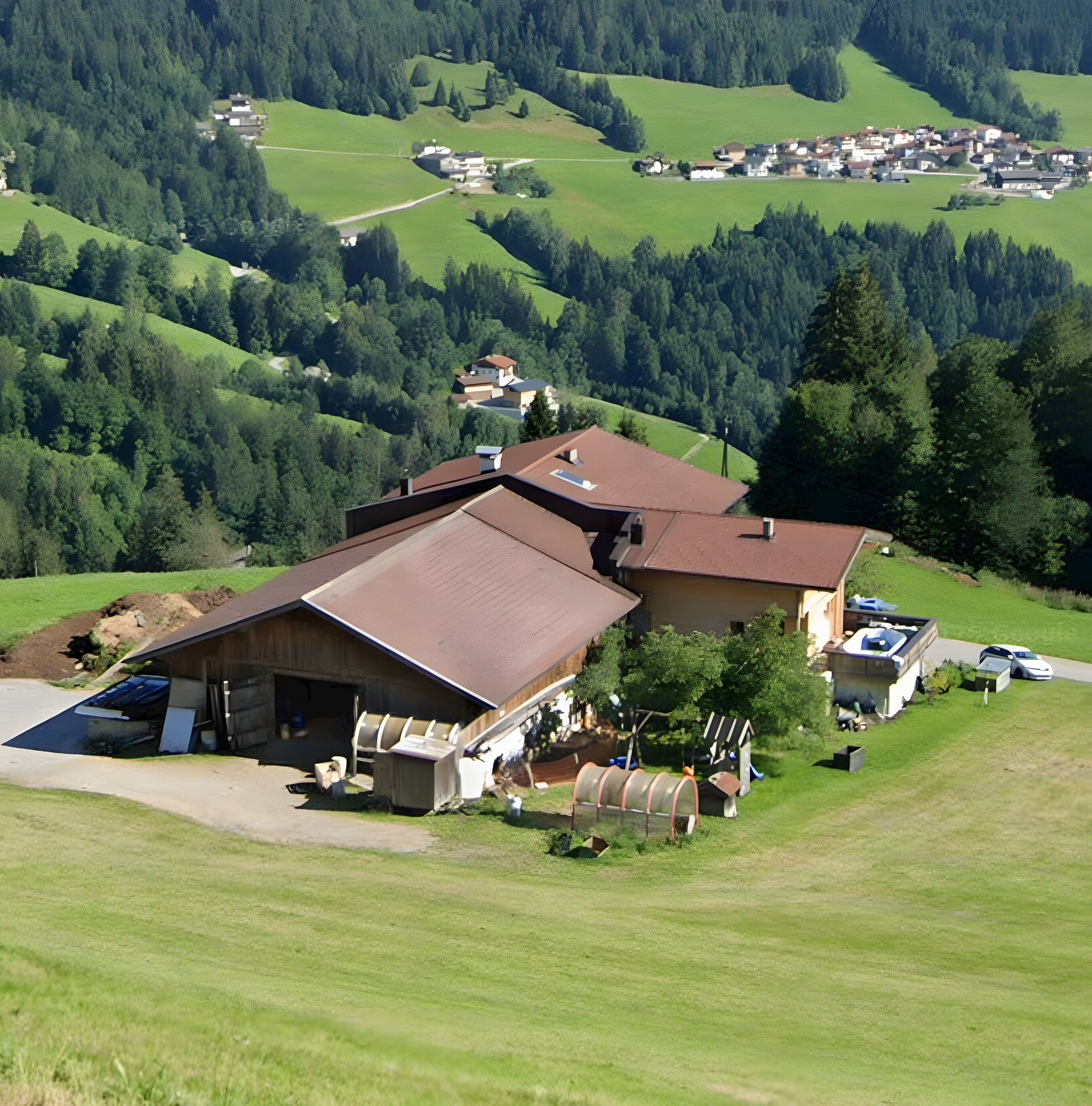 Ein großes Haus mit Garage, überdachter Terrasse und Auffahrt.