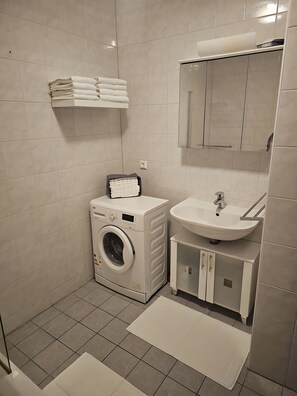 Dusche, Haartrockner, Handtücher