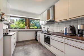 Fridge, microwave, oven, stovetop - Apartment 'My Cocoon' with Private Terrace and Wi-Fi (Lüdenscheid)