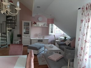 A loft-style bedroom with a staircase, a dining area, and a kitchen. - Apartment 'Rheingauer Rosengasse' with Balcony and Wi-Fi (Geisenheim)