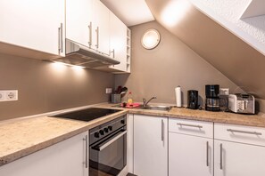 Kühlschrank, Mikrowelle, Ofen, Herdplatte