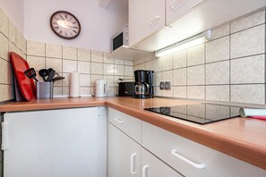 Kühlschrank, Mikrowelle, Herdplatte, Wasserkocher mit Kaffee-/Teezubehör