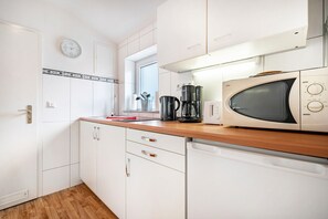 Réfrigérateur, micro-ondes, plaque de cuisson, cafetière/bouilloire