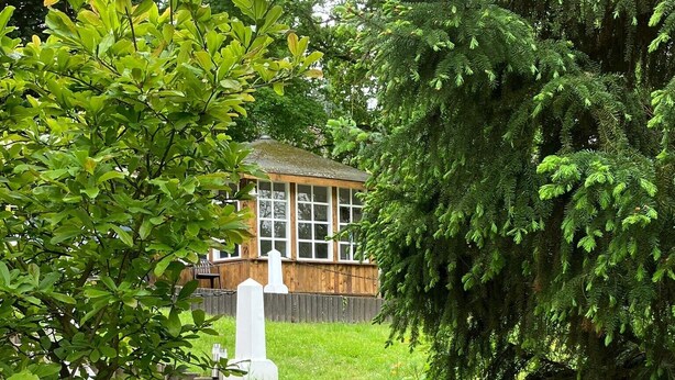 A garden with a stone staircase, two lion statues, and a wooden building in the background. - Apartment '' with Private Terrace, Shared Garden and Wi-Fi (Warstein)