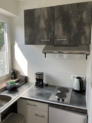 Een koelkast, een magnetron, een oven, een kookplaat