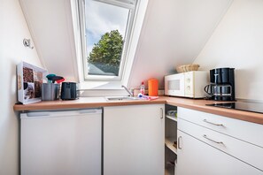 Kjøleskap, mikrobølgeovn, kokeplater og vannkoker
