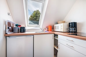 Réfrigérateur, micro-ondes, plaque de cuisson, cafetière/bouilloire
