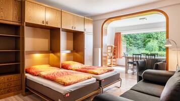 2 bedrooms, iron/ironing board, free WiFi
