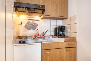 Réfrigérateur, micro-ondes, plaque de cuisson, cafetière/bouilloire