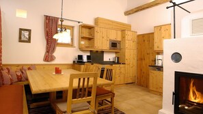 Dining - Holiday Home 'Silberleiten' with Mountain View, Private Garden and Wi-Fi (Krimml)