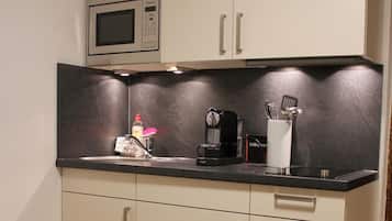 Kühlschrank, Mikrowelle, Herdplatte, Wasserkocher mit Kaffee-/Teezubehör