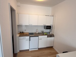 Refrigerador, microondas, placa de cocina, lavavajillas