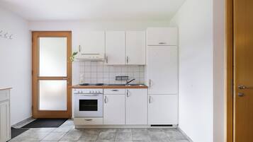 Kühlschrank, Ofen, Herdplatte, Wasserkocher mit Kaffee-/Teezubehör