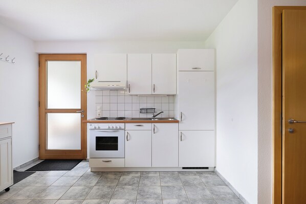 Fridge, oven, stovetop, coffee/tea maker