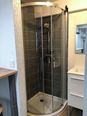 Håndklær, såpe og toalettpapir