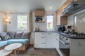 Refrigerador, microondas, cafetera y tetera y utensilios de cocina 