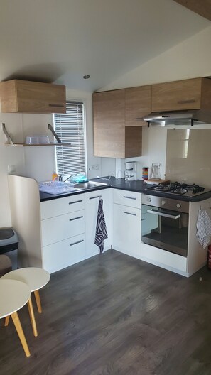 Kühlschrank, Mikrowelle, Wasserkocher mit Kaffee-/Teezubehör