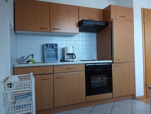 Réfrigérateur, un four, surface de cuisson, cafetière-théière