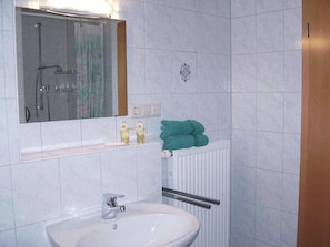 Dusche, Haartrockner, Handtücher