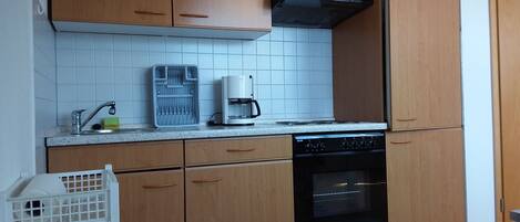 Refrigerador, horno, parrilla de estufa y cafetera y tetera