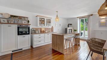 Refrigerador, microondas, horno, placa de cocina