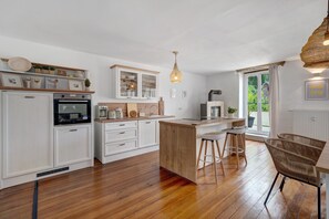 Fridge, microwave, oven, stovetop - Apartment 'Wellness' with Shared Garden, Balcony and Wi-Fi (Bahlingen am Kaiserstuhl)