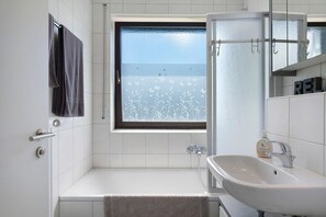 Shower, hair dryer, towels - Holiday Home 'Obergfell, 110 Qm' with Private Terrace, Private Garden and Wi-Fi (Schönwald im Schwarzwald)