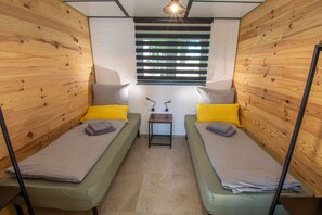 6 bedrooms, free WiFi, bed sheets, wheelchair access