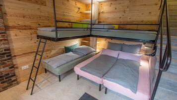 6 bedrooms, free WiFi, bed sheets, wheelchair access