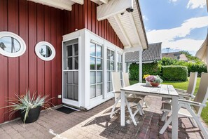 Outdoor dining - Holiday Home 'Die Sieben' with Lake View, Shared Terrace and Wi-Fi (Kappeln)