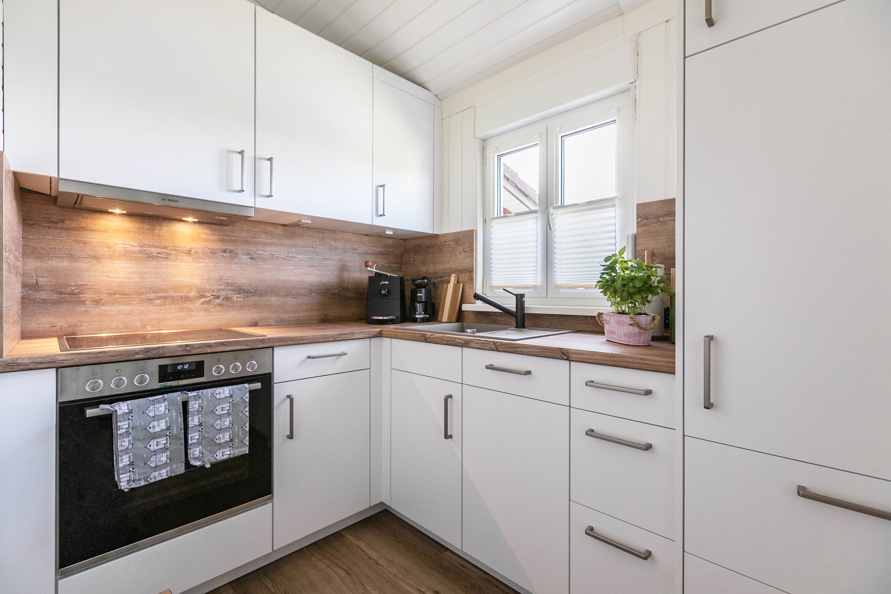 Een koelkast, een oven, een kookplaat, een vaatwasser