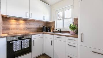 Kylskåp, ugn, spishäll och diskmaskin