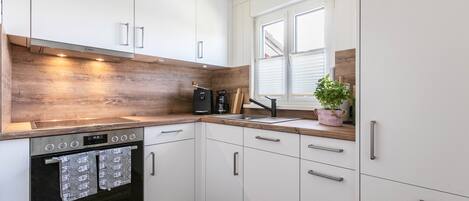 Fridge, oven, stovetop, dishwasher