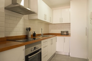 Fridge, microwave, oven, coffee/tea maker