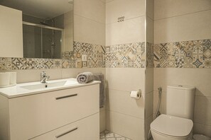 Shower, hair dryer, towels